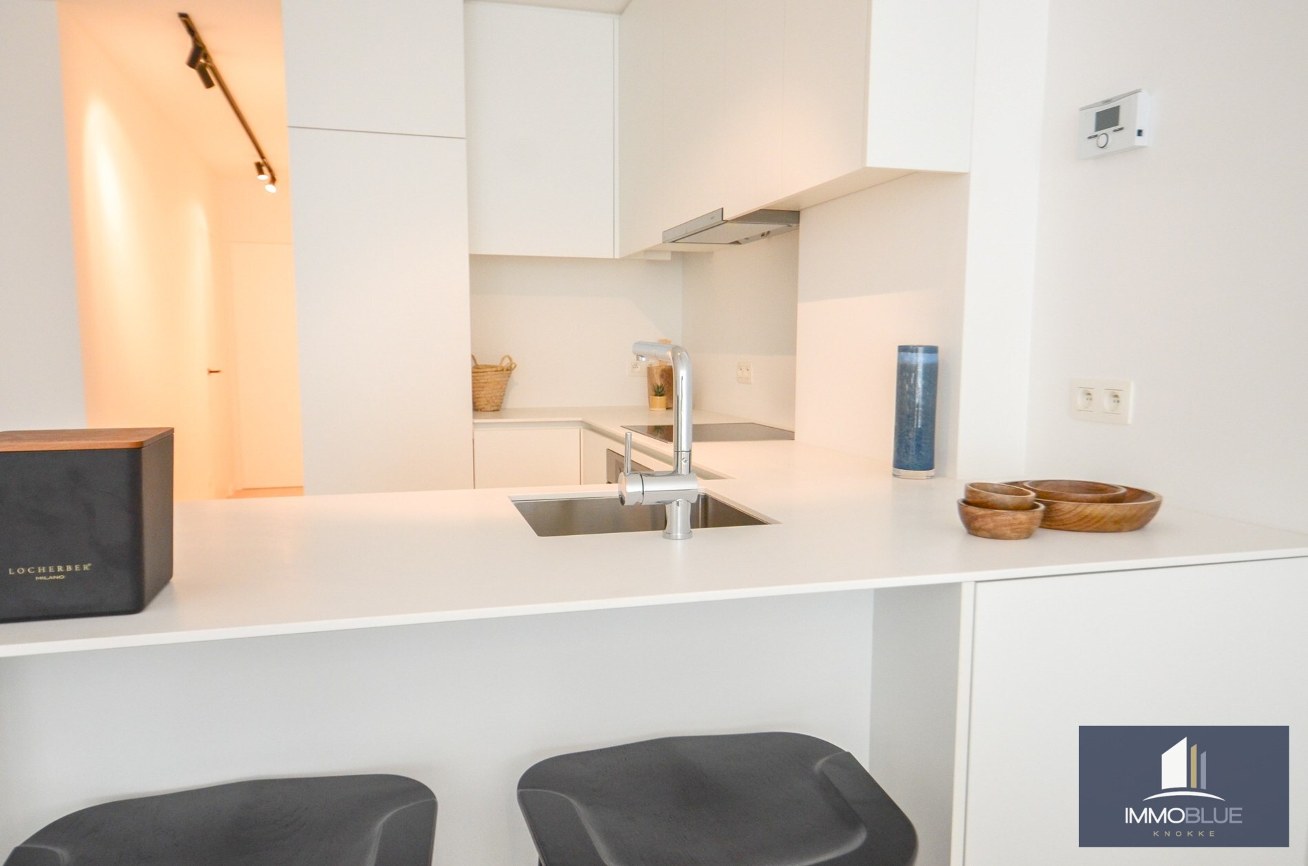 Appartement intemporel, récemment entièrement rénové, avec vue latérale sur la mer, situé au Zoute. 