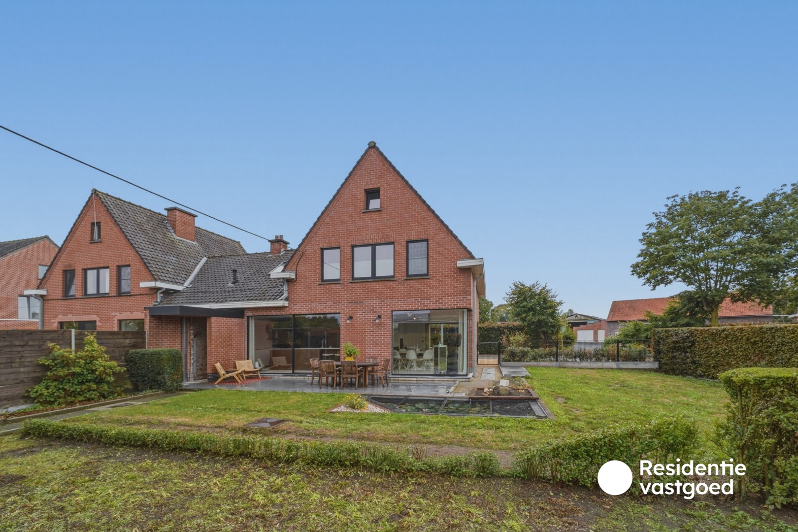 Stijlvolle en energiezuinige halfopen bebouwing met zonnige tuin 