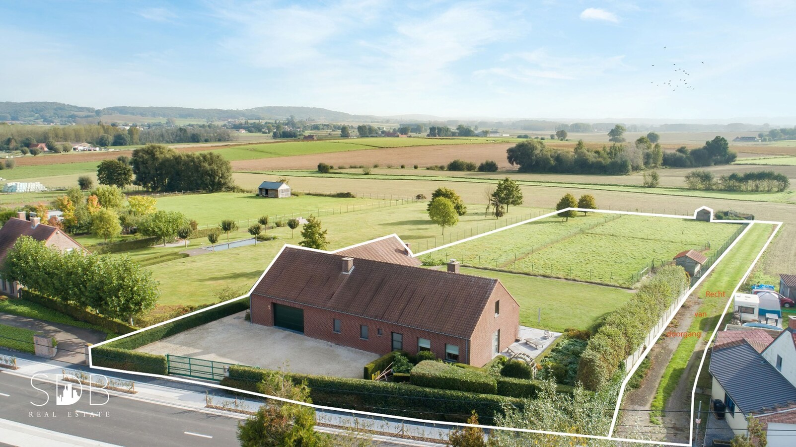 Hedendaagse gezinswoning met aanpalende graslanden en stallen op 5.030m² 