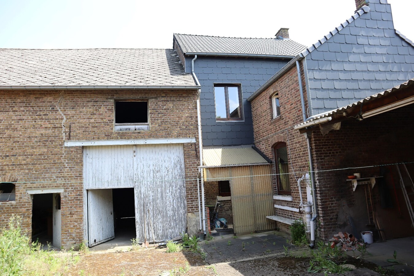 Ruime te renoveren hoeve met schuur en opslagplaatsen + mogelijkheid voor projectgrond 