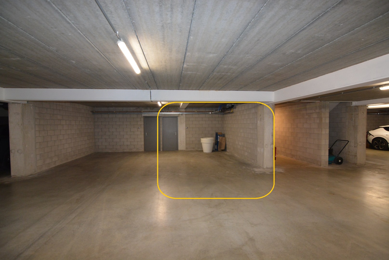 Gelijkvloers appartement met 2 slpk, ruim terras, tuin en 2 autostandplaatsen. 