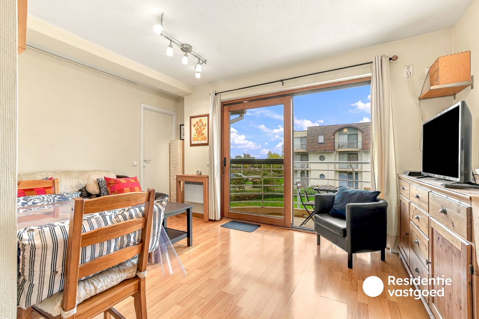 Instapklaar éénslaapkamerappartement met terras en zwembad te Bredene! 