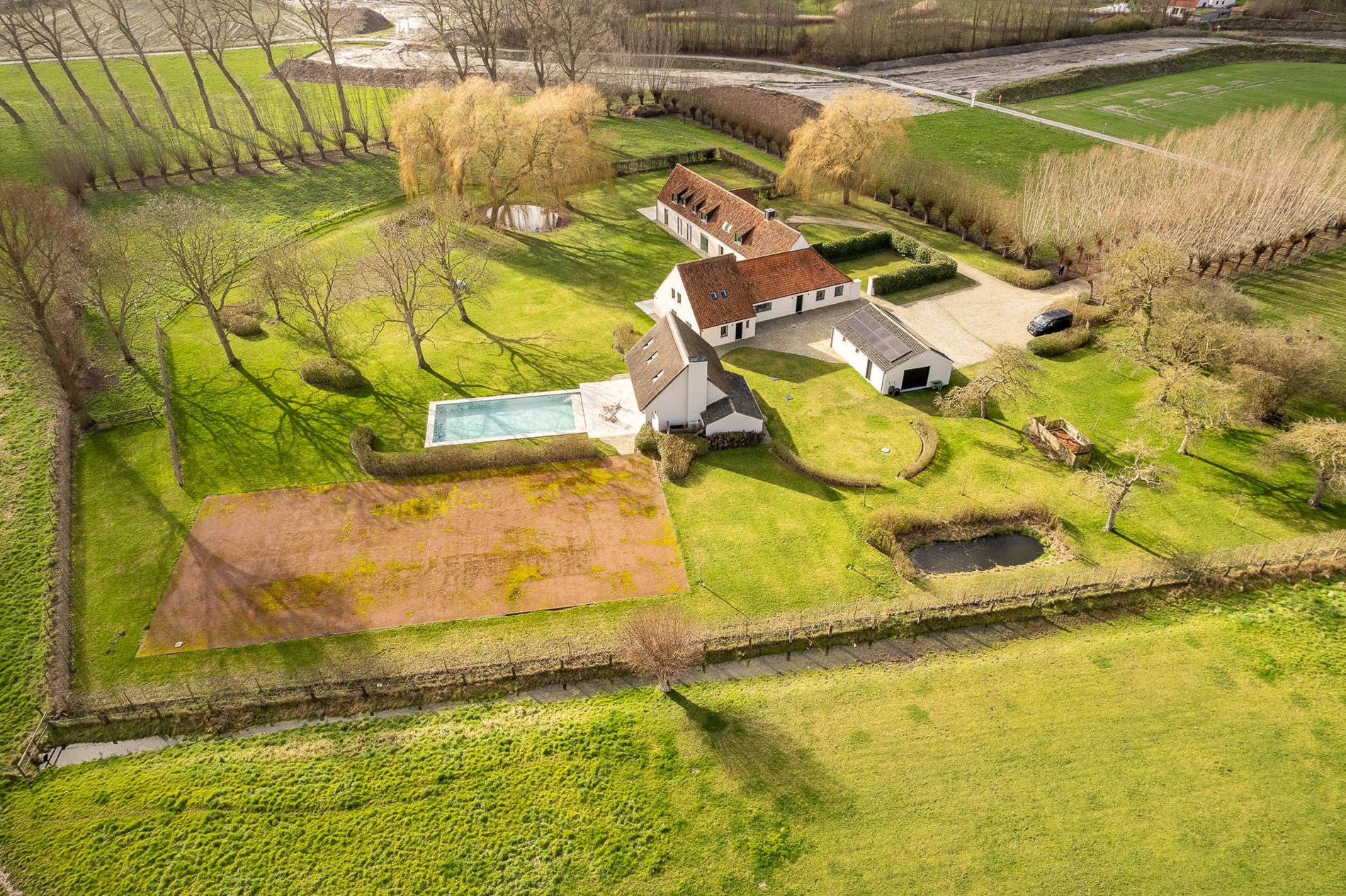 OPENDEURDAG Zaterdag 02/05 - 10u30 - 12u30 (Pereboomstraat 1 te Damme) : Uitzonderlijk gerenoveerde Hoeve met bijhuis op een domein van 1,5 hectare 