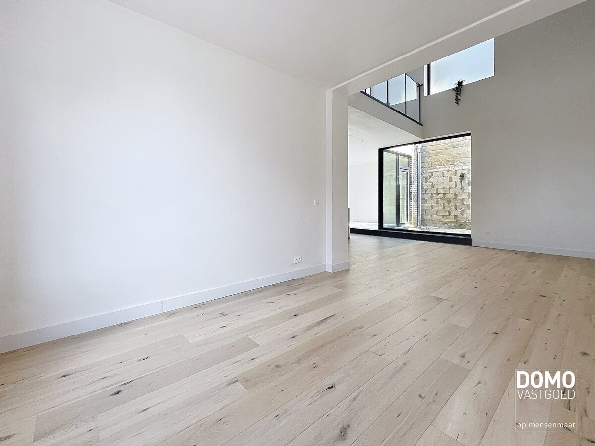 PRACHTIG GERENOVEERDE, LICHTRIJKE WONING MET 3 SLAAPKAMERS, 2 BADKAMERS, EEN ZONNIGE TUIN EN 2 PARKEERPLAATSEN TE GINGELOM (MIELEN-BOVEN-AALST) 