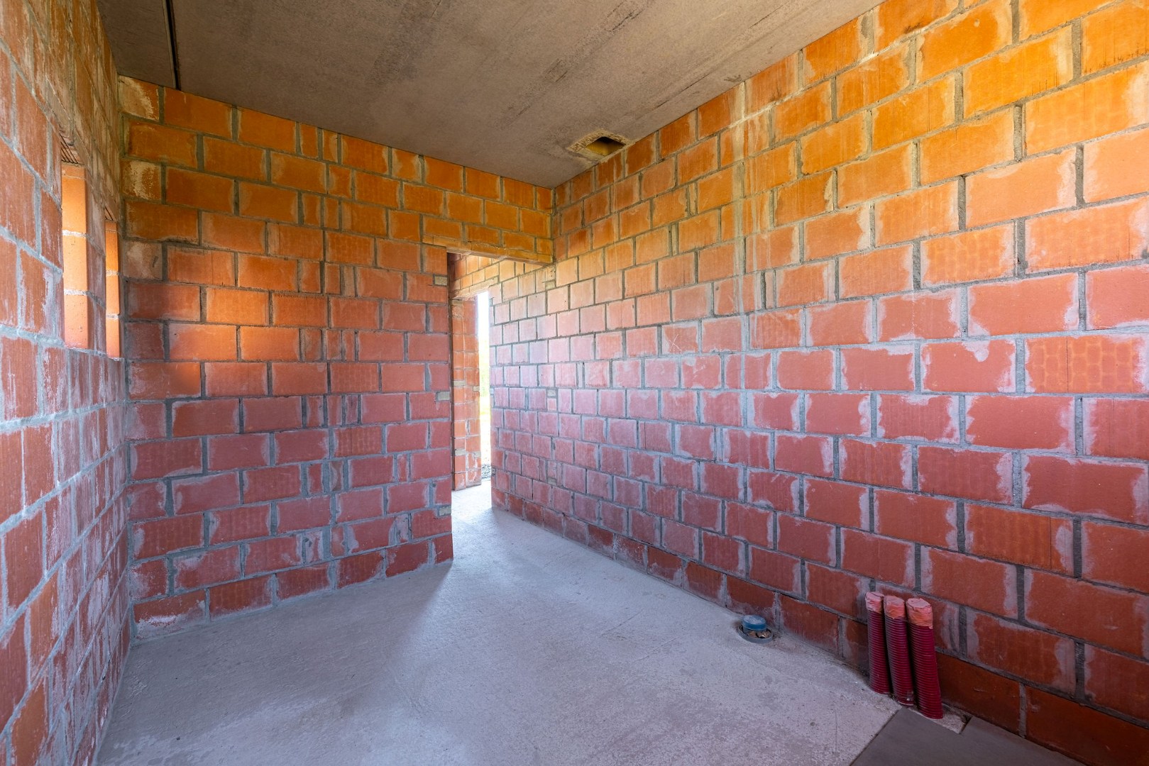 Landelijk gelegen ruwbouwhoeve met bijgebouwen op uitzonderlijk perceel van ca. 9.331 m² 