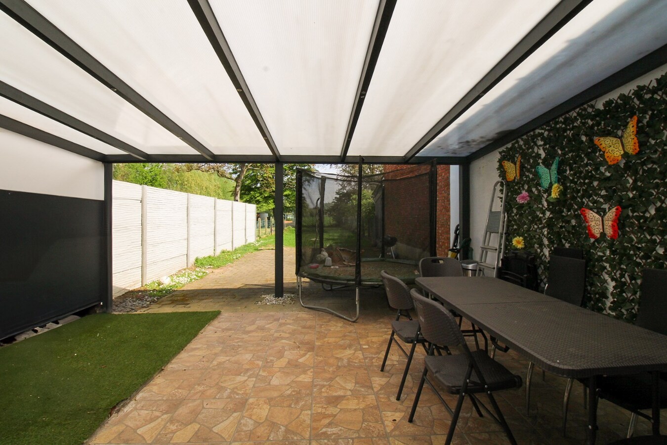 Verrassend ruime gezinswoning met energielabel B, vier slaapkamers en een uitgestrekte diepe tuin te koop in Sint-Niklaas! 