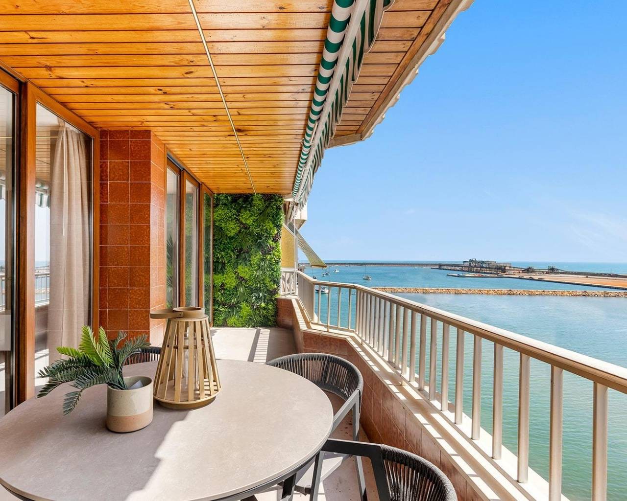 Eindelijk: uw droomappartement pal aan het strand van Torrevieja 