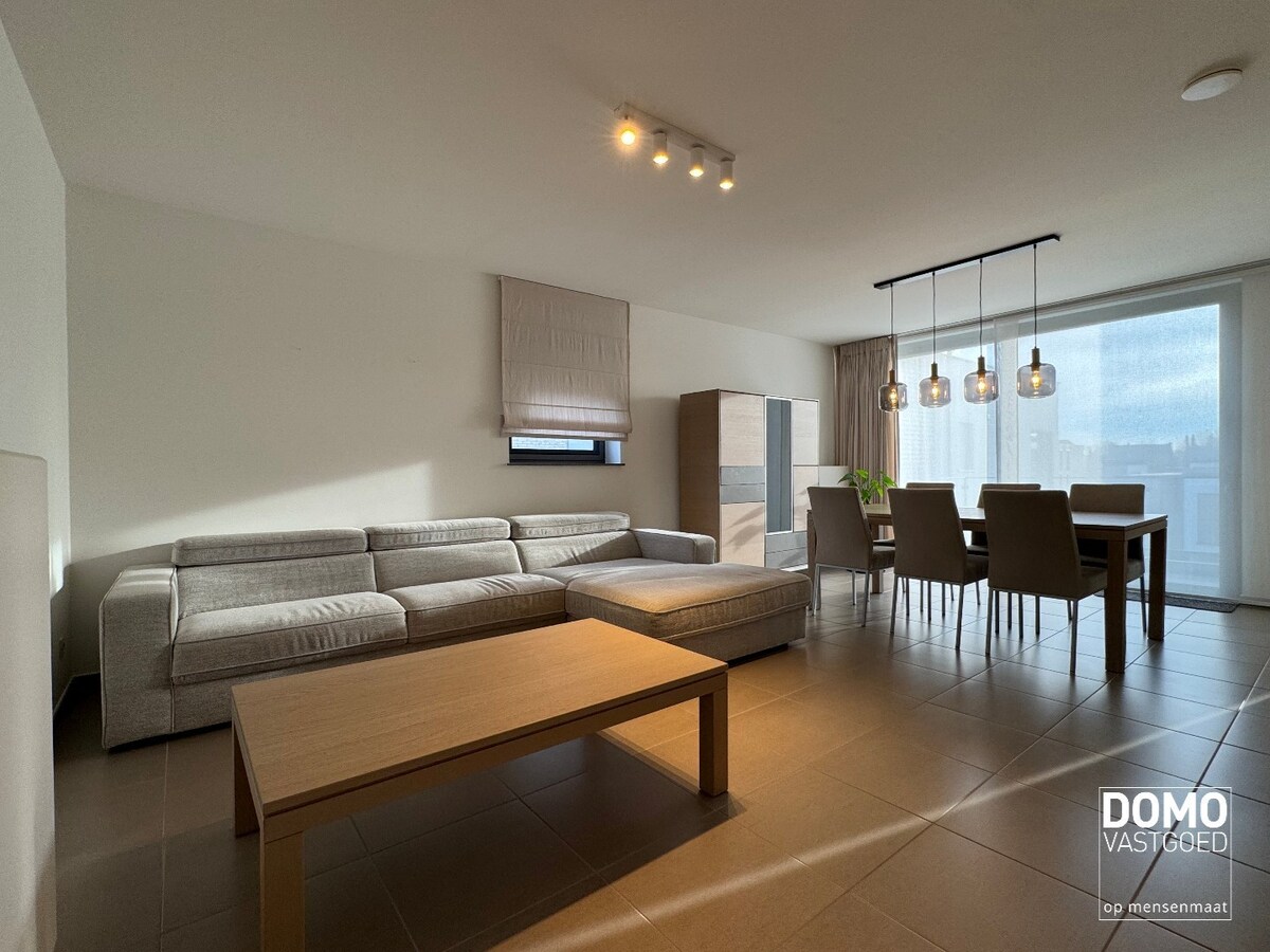 Ruim gemeubeld 2-slaapkamer appartement met terras in Kermt 