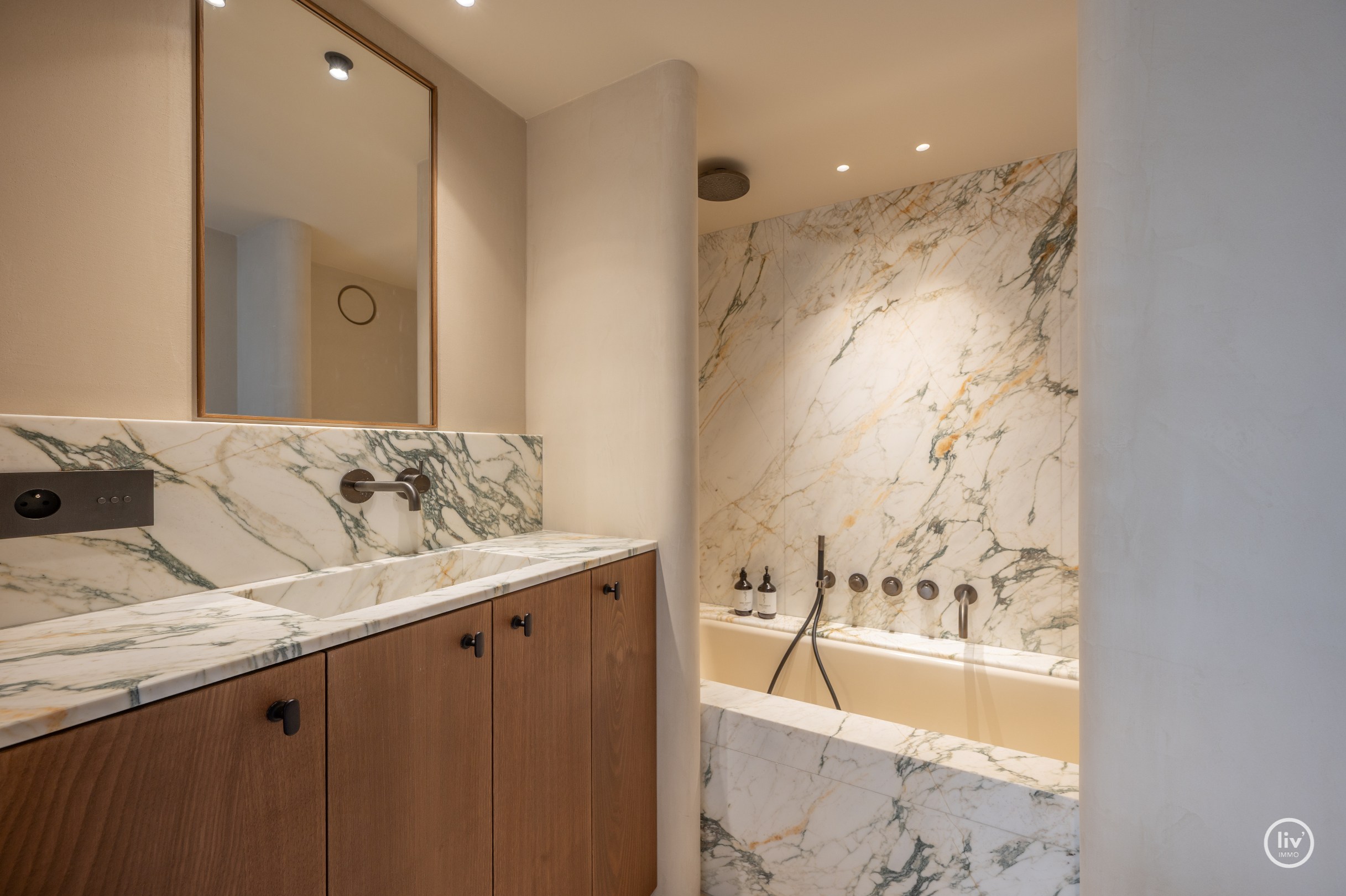 Appartement d'angle entièrement rénové et de haute qualité dans une résidence de standing au cœur du Zoute. 