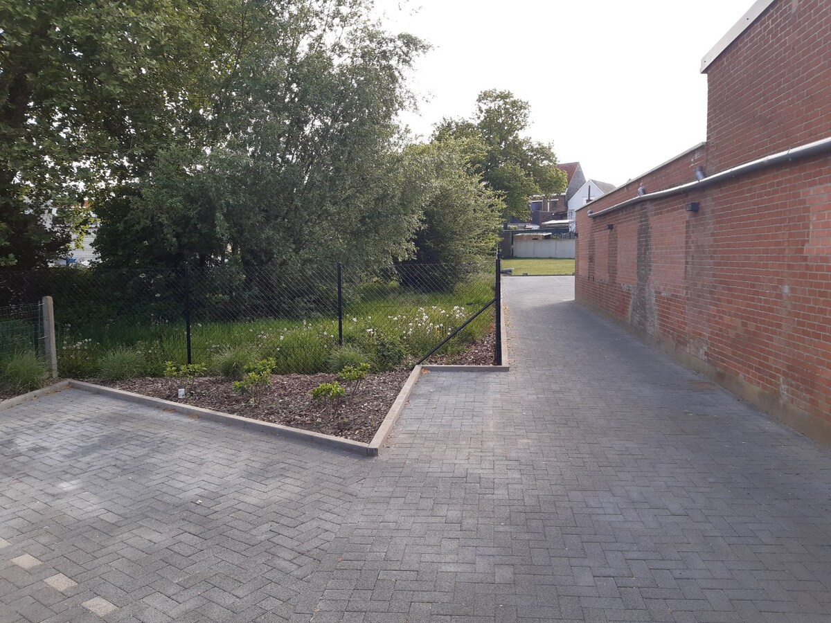 Gelijkvloers appartement met terras. 