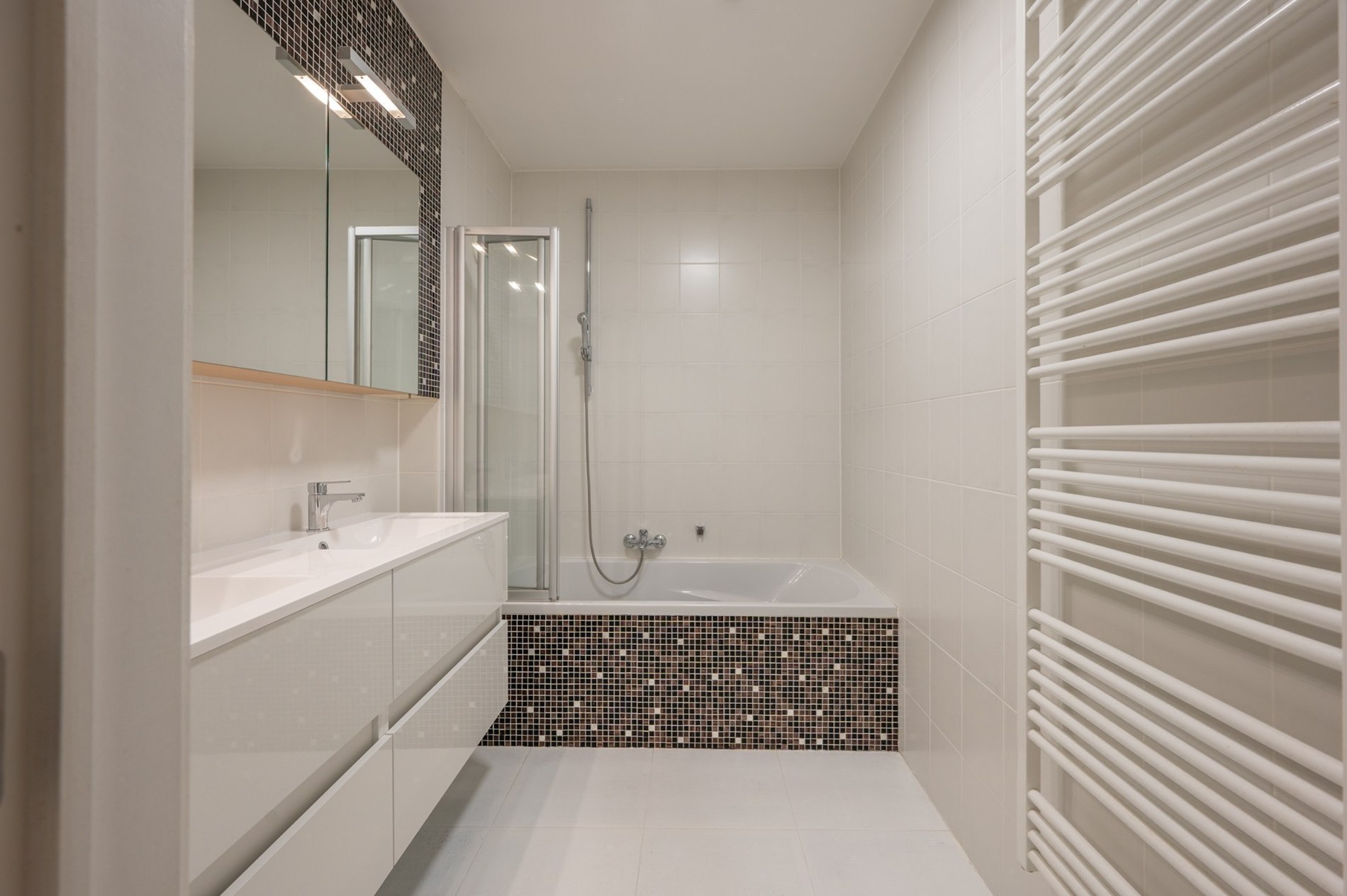 Appartement de 2 pièces situé au centre avec terrasse orientée sud sur la Lippenslaan. 