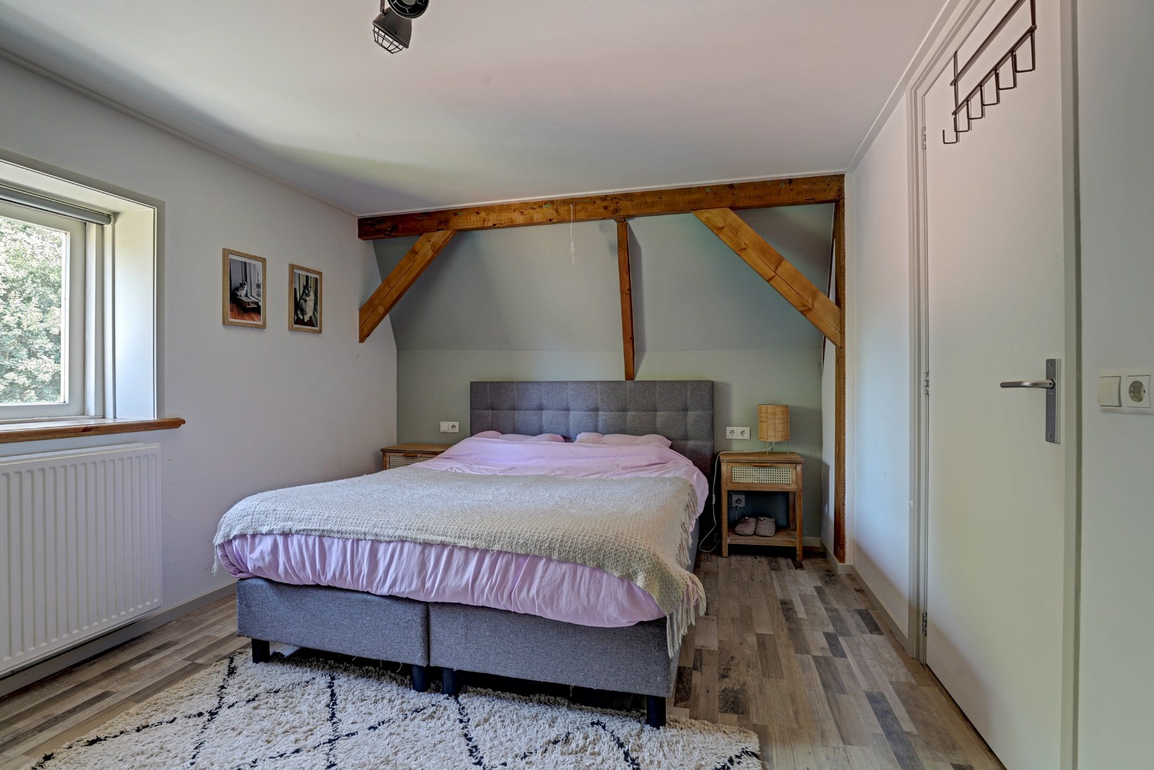 Instapklaar en tot in de puntjes verzorgd, met twee slaapkamers en een fraai verbouwde schuur voor praktijk, werk of hobby. 