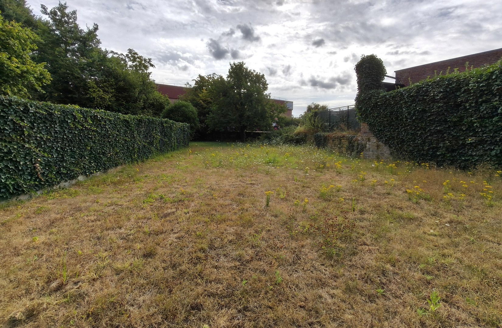 RUIME WONING MET GROTE TUIN EN GARAGE 