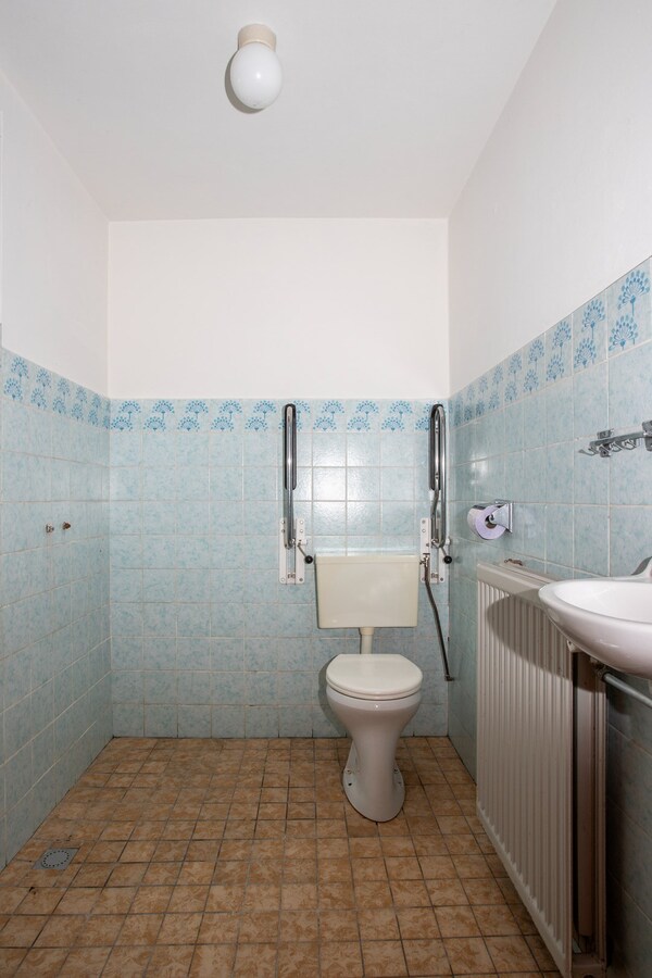 Royale halfvrijstaande woning met uitzicht over de landerijen, op korte afstand van het centrum. 