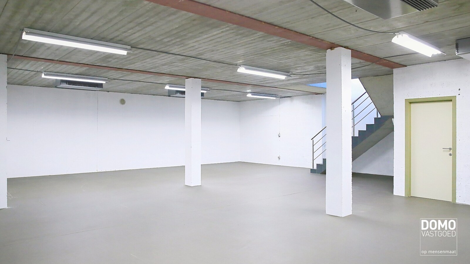 COMMERCIEEL PAND MET RUIM APPARTEMENT OP ZICHTBARE LOCATIE IN HERK-DE-STAD 