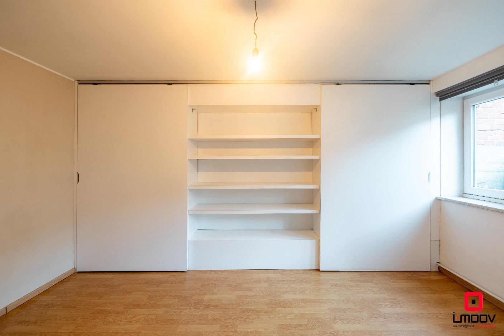 Instapklaar, lichtrijk tweeslaapkamer souterrain-appartement met groot terras &amp; garagebox in topligging – Patijntjestraat Gent 