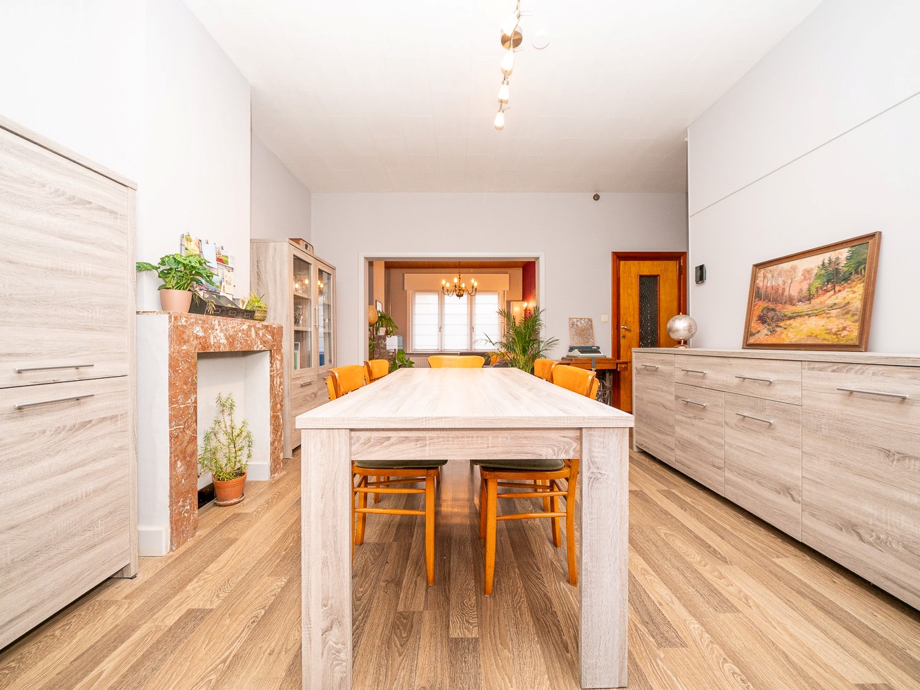 Volledige gerenoveerde 3-gevel woning 