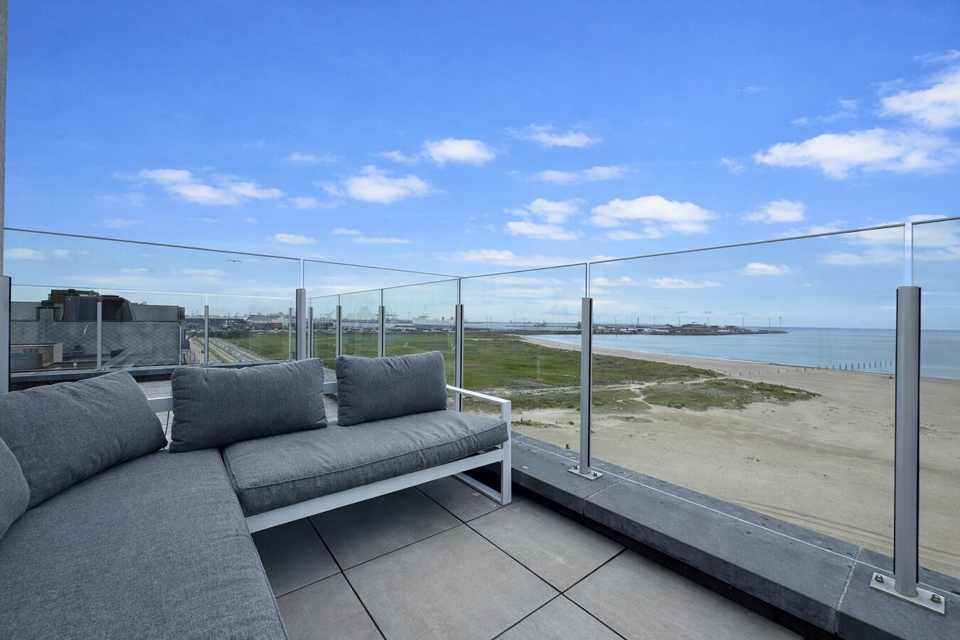 Exclusief hoekpenthouse met uitzonderlijk zeezicht en riant zonneterras in Heist. 