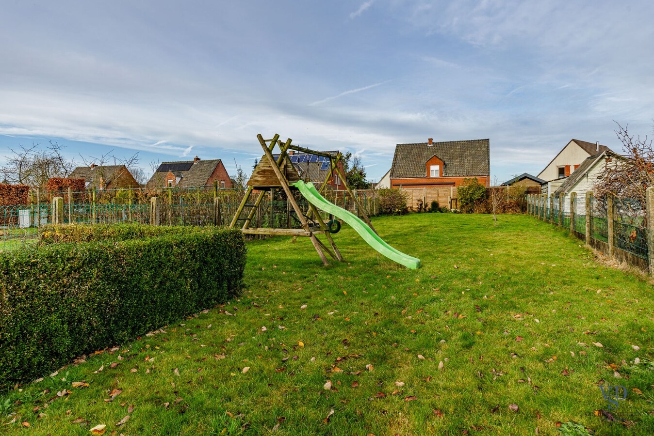 Ruime, deels gerenoveerde Half Open Bebouwing 