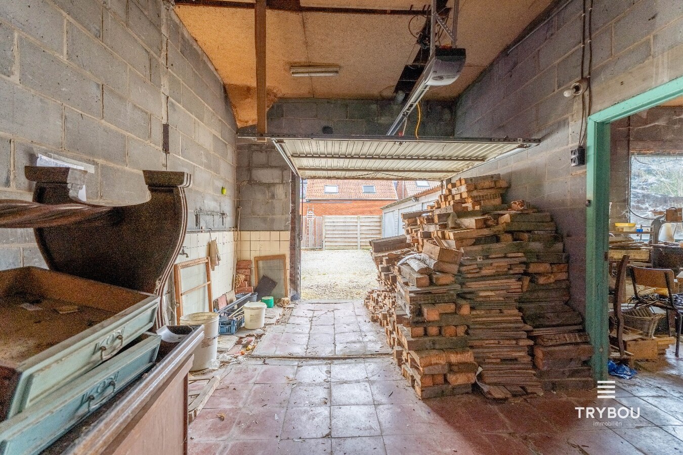Ruime woning met winkelruimte, loods (optioneel) en garage 
