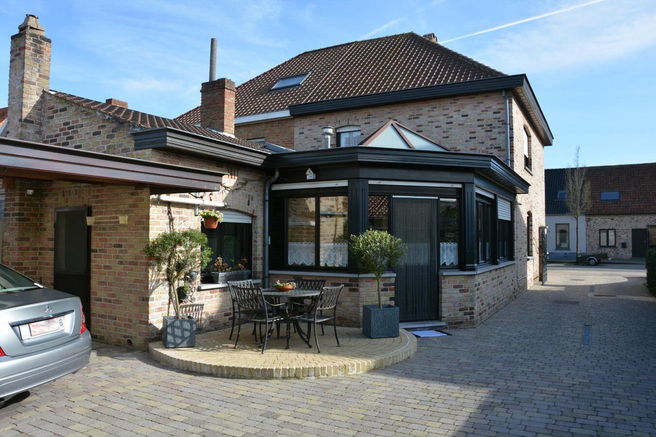 Uitzonderlijke woonst met werkplaats 